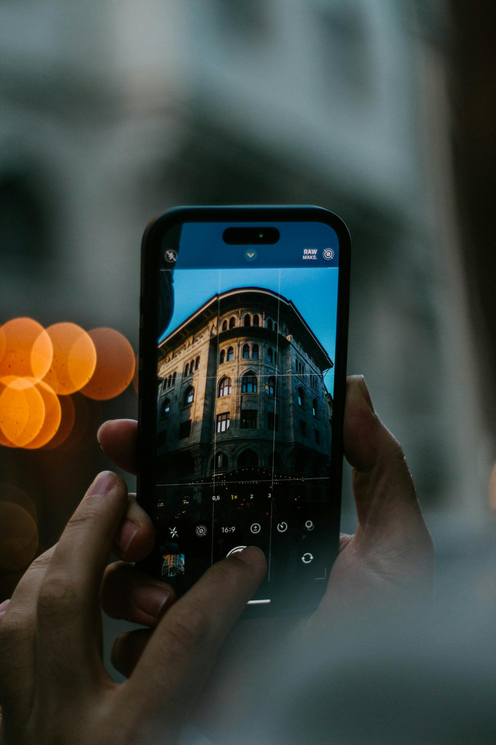 A smartphone captures an iconic historic building in İstanbul, reflecting urban exploration.